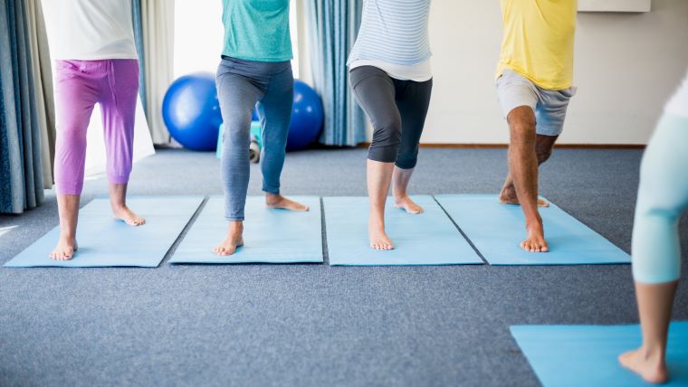 Ældre stående yoga, kun ben