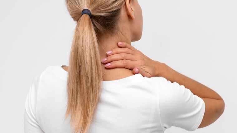 Kvinde ryg til hånd på nakke